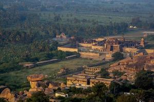 vue de hampi ruines à lever du soleil de matanag colline photo