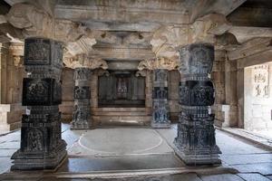 Hazara rama temple dans hampi a bas reliefs représentant le récit de ramayana photo