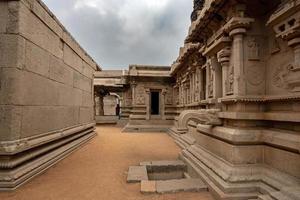 Hazara rama temple dans hampi a bas reliefs représentant le récit de ramayana photo