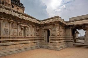 Hazara rama temple dans hampi a bas reliefs représentant le récit de ramayana photo