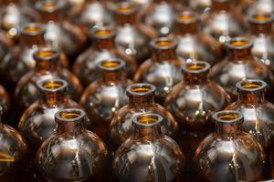 verre bouteilles dans une usine pour le production de médical et vétérinaire drogues. photo