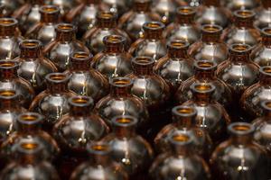 verre bouteilles dans une usine pour le production de médical et vétérinaire drogues. photo