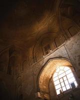 masjed-e james mosquée plafond avec toit cercle fenêtre et muqarna. magnifique le plus ancien iranien mosquée dôme intérieur conception. photo