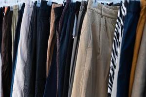 tissu un pantalon avec cintre dans une mode magasin. photo