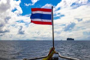 Thaïlande drapeau sur bateau tour phang nga baie krabi Thaïlande. photo