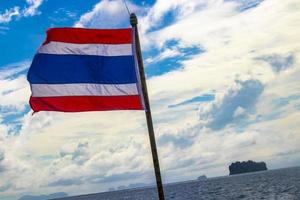 Thaïlande drapeau sur bateau tour phang nga baie krabi Thaïlande. photo