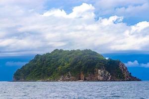 calcaire rochers collines turquoise bleu l'eau phang nga baie Thaïlande. photo