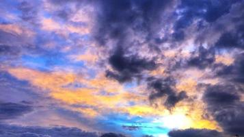 une très magnifique vue de le des nuages avec une combinaison de Trois couleurs et le copie espace zone, adapté pour placement dans contenu avec cette thème photo