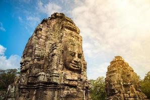 visage de bayon sur le la tour de bayon le Montagne temple construit à représenter monter Meru, le centre de le univers dans hindou et bouddhiste cosmologie, siem recueillir de Cambodge. photo