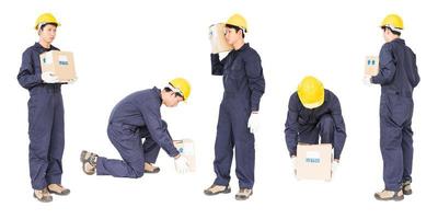 homme dans uniforme permanent et en portant papier boîte photo