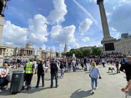 Londres dans le Royaume-Uni dans juin 2022. touristes sur le des rues pour le reines jubilé fête photo