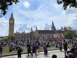 Londres dans le Royaume-Uni dans juin 2022. touristes sur le des rues pour le reines jubilé fête photo