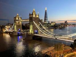 une vue sur le tower bridge à londres photo