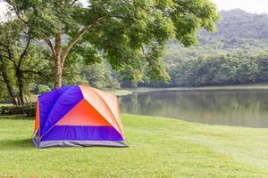 tentes dômes camping au bord du lac photo