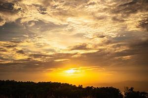 spectaculaire le coucher du soleil des nuages sur ciel photo