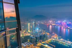 Toits de la ville de hong kong avec vue sur le port de victoria photo