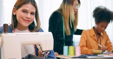 une groupe de Jeune femmes sont apprentissage le profession de conception et adaptation. photo