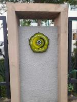 lombok île, Indonésie. Mars 21, 2023. emblème de mahomet Université mataram sur le mur photo