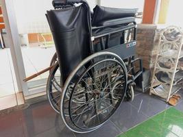 roue chaise pour médicament ou patient assistance photo