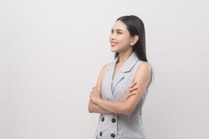 portrait de belle femme sur studio de fond blanc. photo