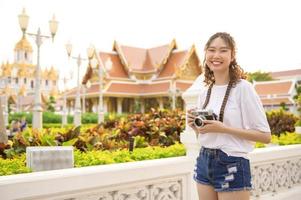 magnifique Jeune asiatique touristique femme sur vacances tourisme et explorant Bangkok ville, Thaïlande, vacances et en voyageant concept photo