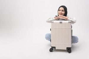 une Jeune musulman femme touristique avec bagages sur blanc Contexte photo