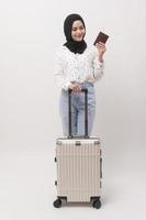 une Jeune musulman femme touristique avec bagages sur blanc Contexte photo