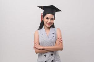 Jeune souriant femme portant l'obtention du diplôme chapeau, éducation et Université concept photo