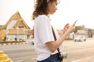 magnifique Jeune asiatique touristique femme sur vacances tourisme et explorant Bangkok ville, Thaïlande, vacances et en voyageant concept photo
