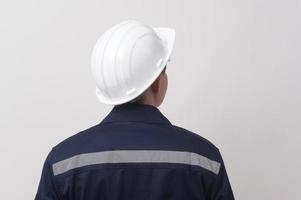 portrait d'ingénieur masculin portant un casque de protection sur fond blanc studio. photo