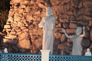 longue et plein vue de Seigneur Jésus statue capturé photo