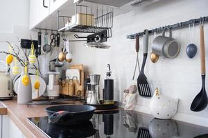 intérieur de cuisine et détails de décor de ustensiles avec Pâques décoration de coloré des œufs dans une grenier style. de fête intérieur de une pays maison photo