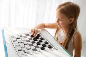 une peu fille pièces une dames planche jeu. photo