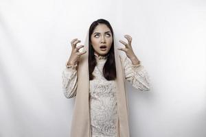 une portrait de un asiatique musulman femme portant une foulard isolé par blanc Contexte regards déprimé photo