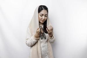 religieux magnifique asiatique musulman fille portant une foulard prier à Dieu. photo