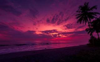 magnifique tropical paysage marin, le coucher du soleil à plage avec coloré ciel photo