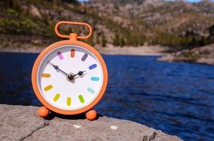 horloge sur les rochers photo