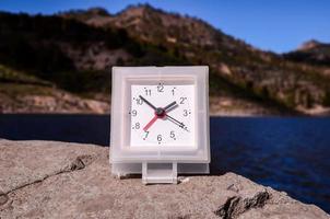 horloge sur les rochers photo