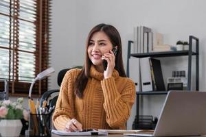 étudiant asiatique fille apprentissage en ligne classe étude en ligne appel vidéo zoom enseignant, heureuse fille asiatique apprendre la langue anglaise en ligne avec ordinateur portable. photo