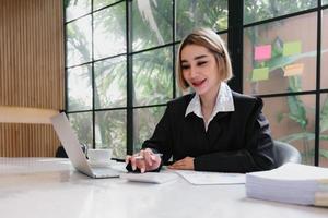 femme d'affaires utilisant une calculatrice pour faire de la finance mathématique sur un bureau en bois au bureau et dans les affaires fond de travail, fiscalité, comptabilité, statistiques et concept de recherche analytique