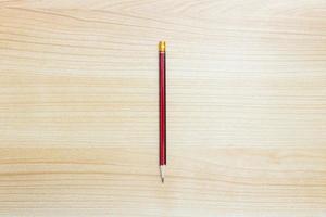 une photo de une crayon isolé sur en bois arrière-plan, après certains modifications.
