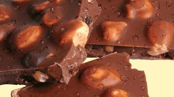 Chocolat bar macro la photographie avec cacahuètes et l'eau gouttes photo