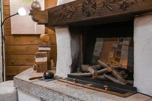 Hôtel avec à motifs manteau de cheminée bois pile à cheminée photo