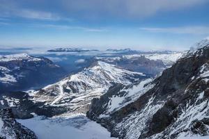 magie vue de le Alpes montagnes dans Suisse. vue de hélicoptère dans Suisse Alpes. Montagne hauts dans neige. Stupéfiant vue de jungfraujoch et le unesco monde patrimoine - le Aletsch glacier photo