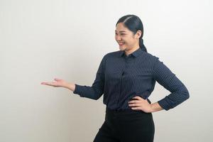 femme asiatique avec la main pointée sur fond blanc photo