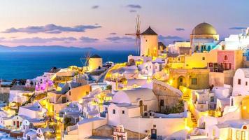 Coucher de soleil sur la célèbre ville d'Oia, Grèce, Europe photo