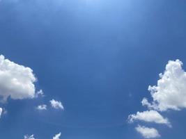 abstrait pluie nuage bleu ciel et blanc des nuages ciel Contexte avec espace pour décoration. et utilisé à faire fond d'écran ou apporter à travail dans graphique conception. photo