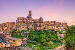 Skyline du centre-ville de Sienne en Italie photo