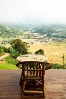 matin avec vue sur la montagne au restaurant de campagne ou chez l'habitant.concept de vacances, de voyage et de voyage. photo