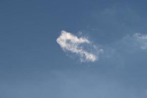 ciel bleu clair et nuages blancs photo